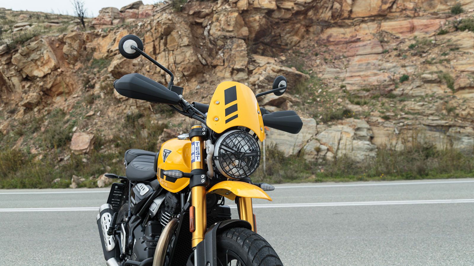 Το εμπρός μέρος χαρακτηρίζεται από το ψηλό μπροστινό φτερό και τη μάσκα βαμμένη στο χρώμα της μοτοσυκλέτας, στοιχεία που προσθέτουν προστασία και υπογ