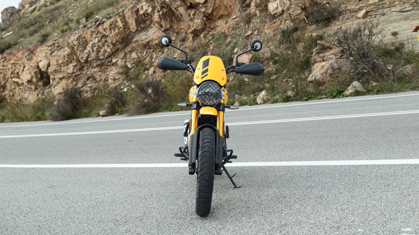 Η Scrambler 400 XC προβάλλει έναν συνδυασμό στιβαρότητας, διαχρονικής σχεδίασης και υψηλής ποιότητας κατασκευής, αποτυπώνοντας ξεκάθαρα τον premium χα