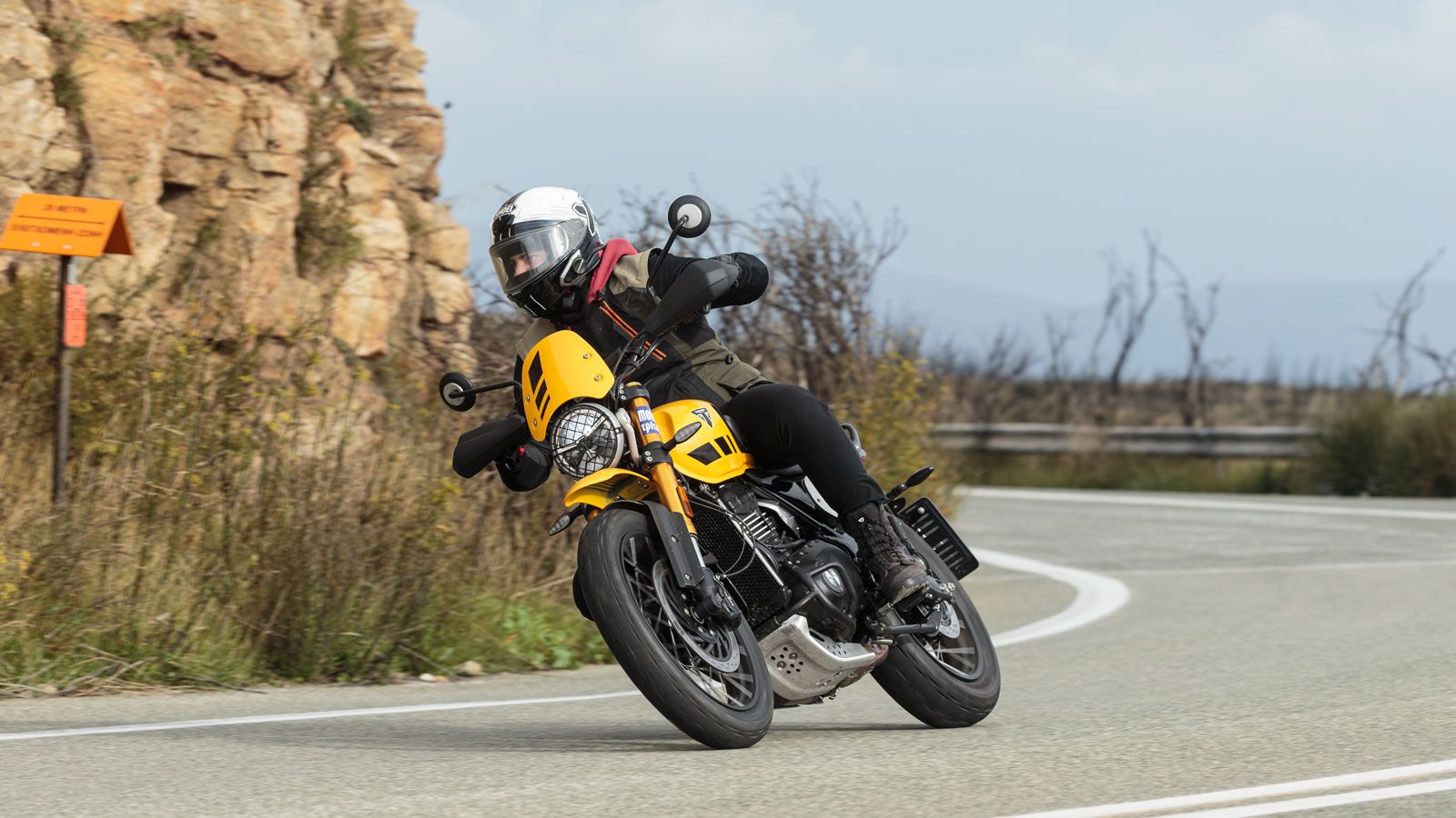Η Triumph Scrambler 400 XC στην κίτρινη απόχρωση θυμίζει ένα πραγματικό «Βumblebee» αλλά σε δύο τροχούς, συνδυάζοντας ζωντανό χαρακτήρα, παιχνιδιάρικο