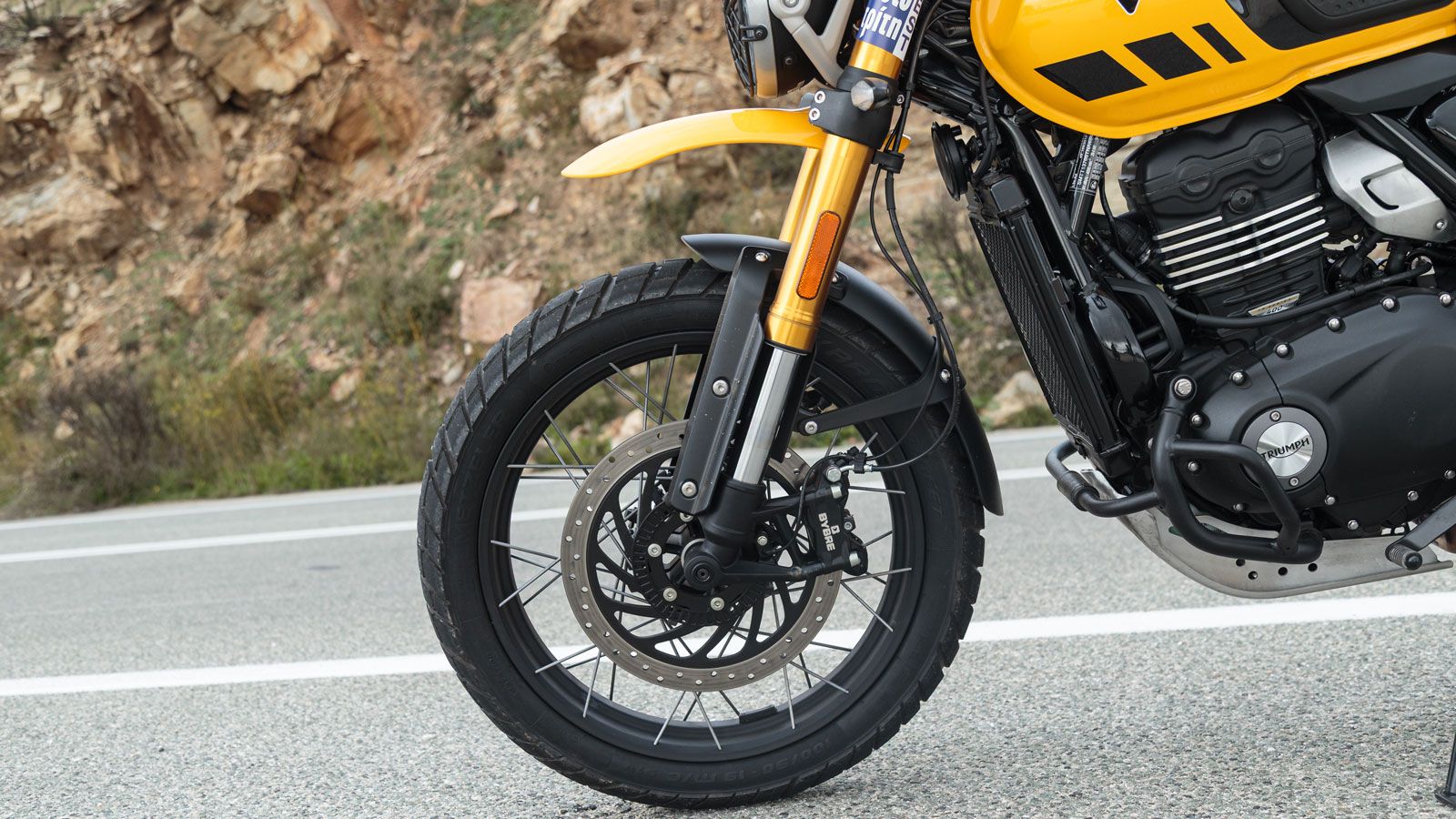 Στα φρένα, η Scrambler 400 XC εξοπλίζεται εμπρός με δίσκο 320 χλστ. και ακτινική δαγκάνα 4 εμβόλων, ενώ πίσω χρησιμοποιείται δίσκος 230 χλστ. με πλευσ