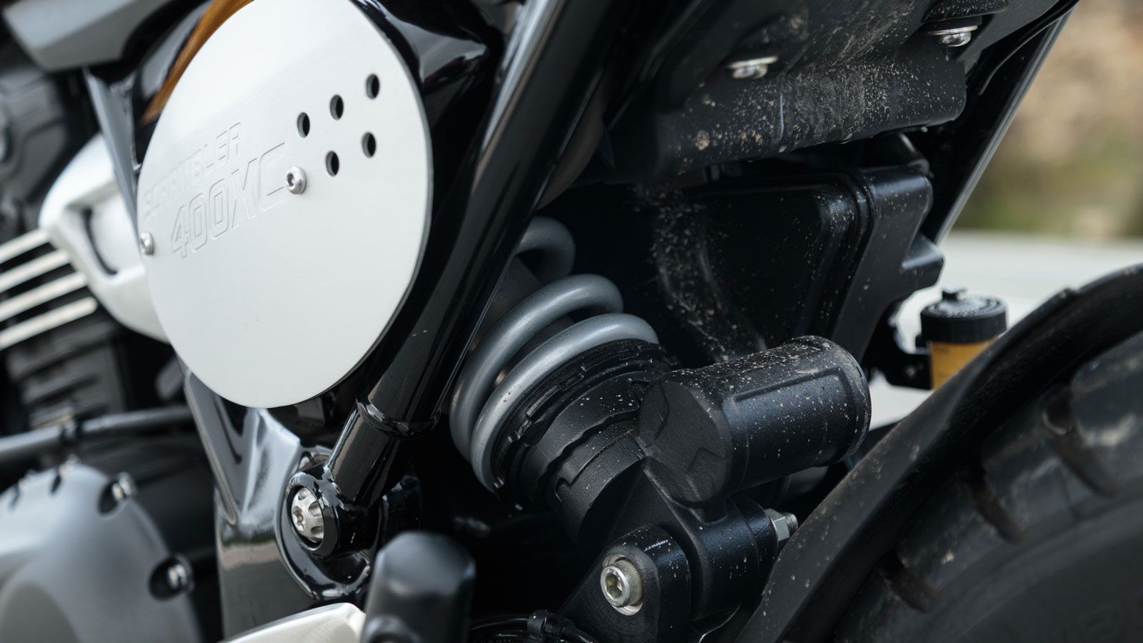 Στο εμπρός σύστημα ανάρτησης χρησιμοποιείται ανεστραμμένο πιρούνι Big Piston 43 χλστ. με 150 χλστ. διαδρομή τροχού, ενώ η πίσω ανάρτηση αποτελείται απ