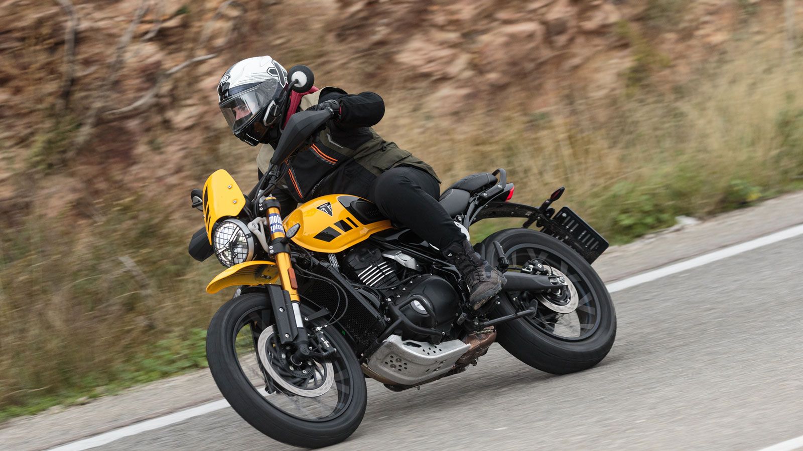 Η ευελιξία της ενισχύεται ιδιαίτερα στις χαμηλές ταχύτητες, όπου το τιμόνι και η γεωμετρία συνεργάζονται για άμεση απόκριση. 