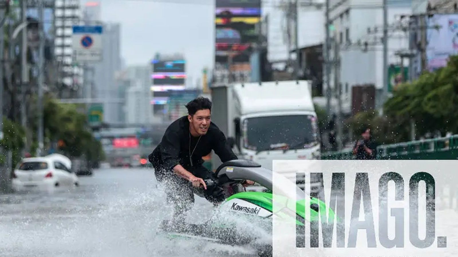 Βγήκε με jet ski σε κεντρικό δρόμο και έκανε stunts για τα social media