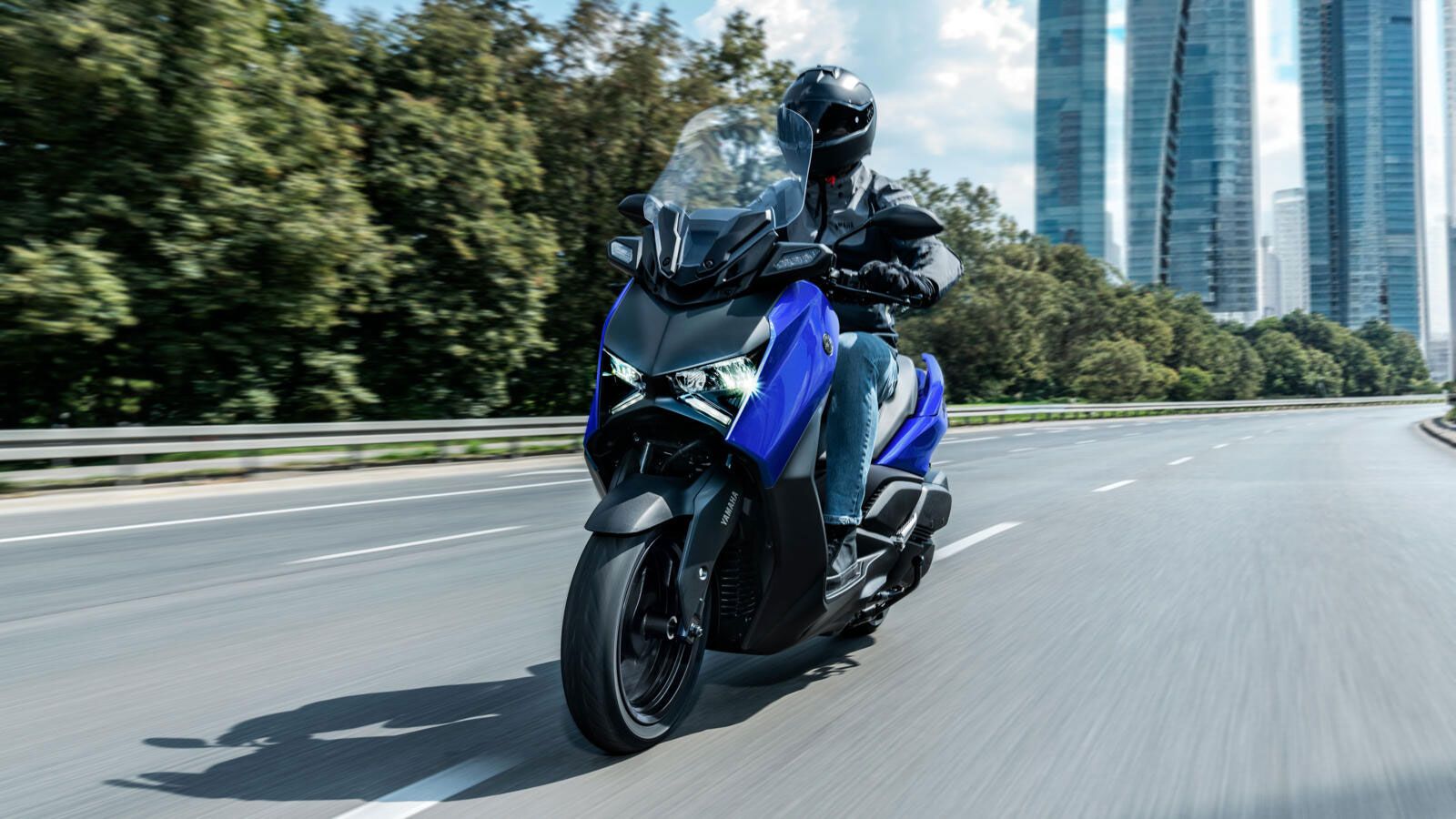 Scooter Yamaha στο δρόμο σε χρώμα μπλέ