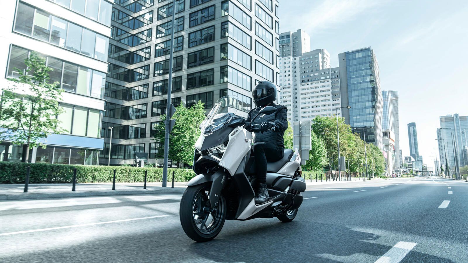 Scooter Yamaha στο δρόμο σε χρώμα άσπρο
