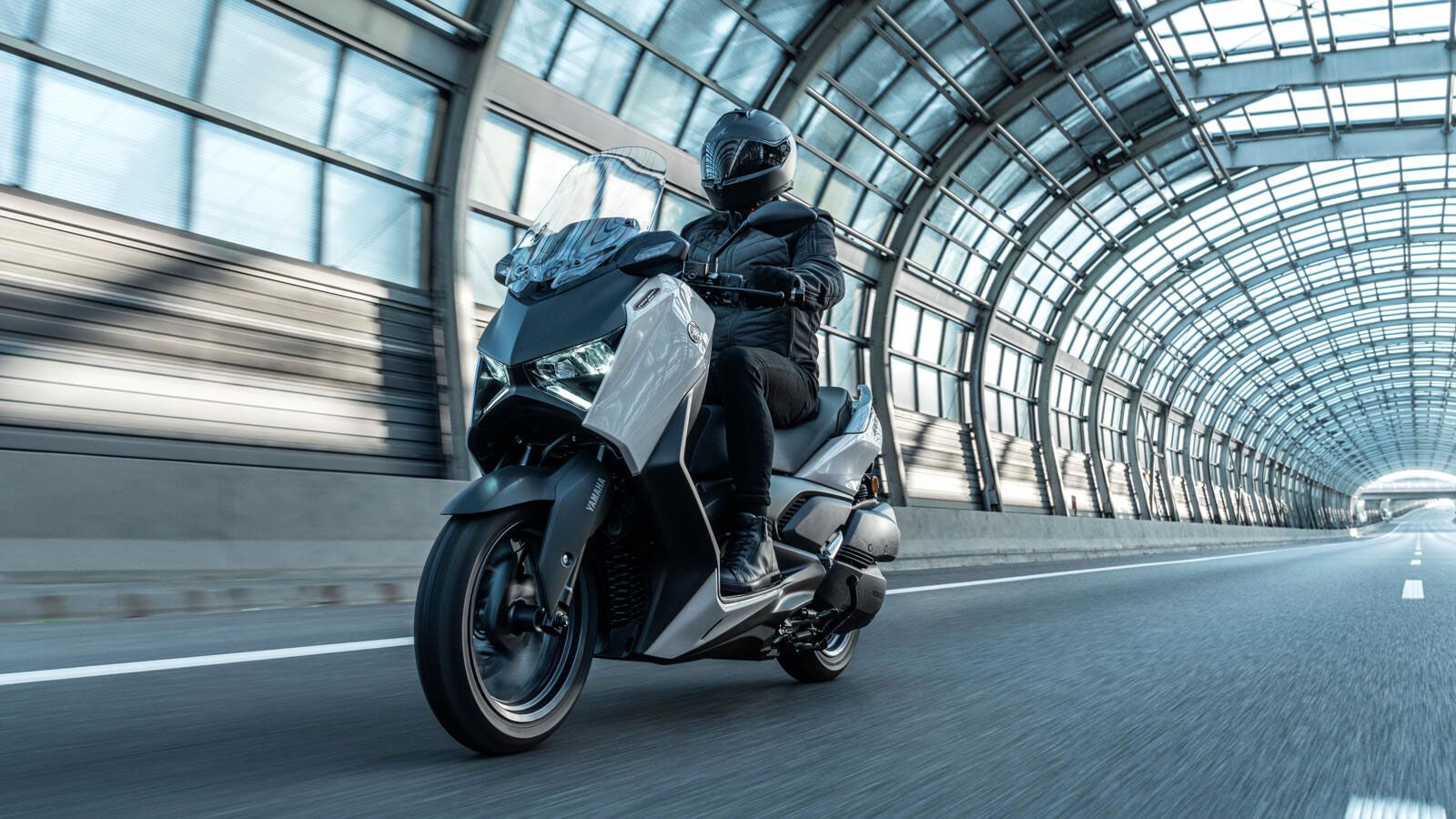 Scooter Yamaha στο δρόμο σε χρώμα άσπρο