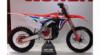 Το CR-E της Honda που τρέχει στο πλάι θερμικών motocross στο ιαπωνικό πρωτάθλημα