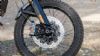 Οι δαγκάνες της Brembo έχουν σωστή αίσθηση και δύναμη που βυθίζει εύκολα το πιρούνι της Showa στο απότομο φρενάρισμα.
