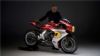 H MV Agusta Superveloce Ago μαζί με τον Giacomo Agostini.