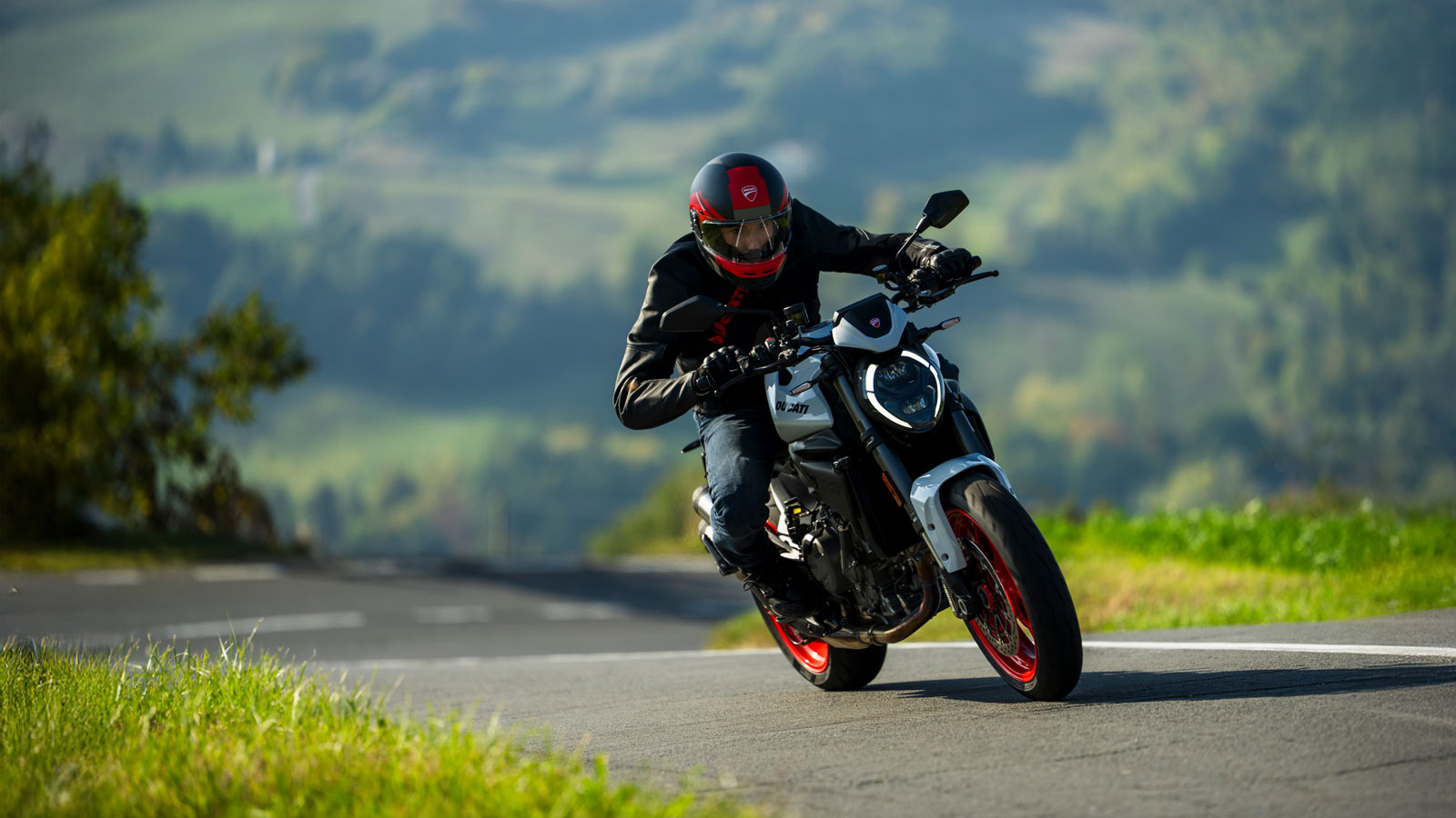 Η Sport Livery έρχεται να προστεθεί στις ήδη γνωστές επιλογές, φέρνοντας έναν πιο αγωνιστικό αέρα στο μοντέλο. Η αισθητική της αντλεί έμπνευση από την ιστορική Ducati Monster S4, ένα μοντέλο-ορόσημο γ