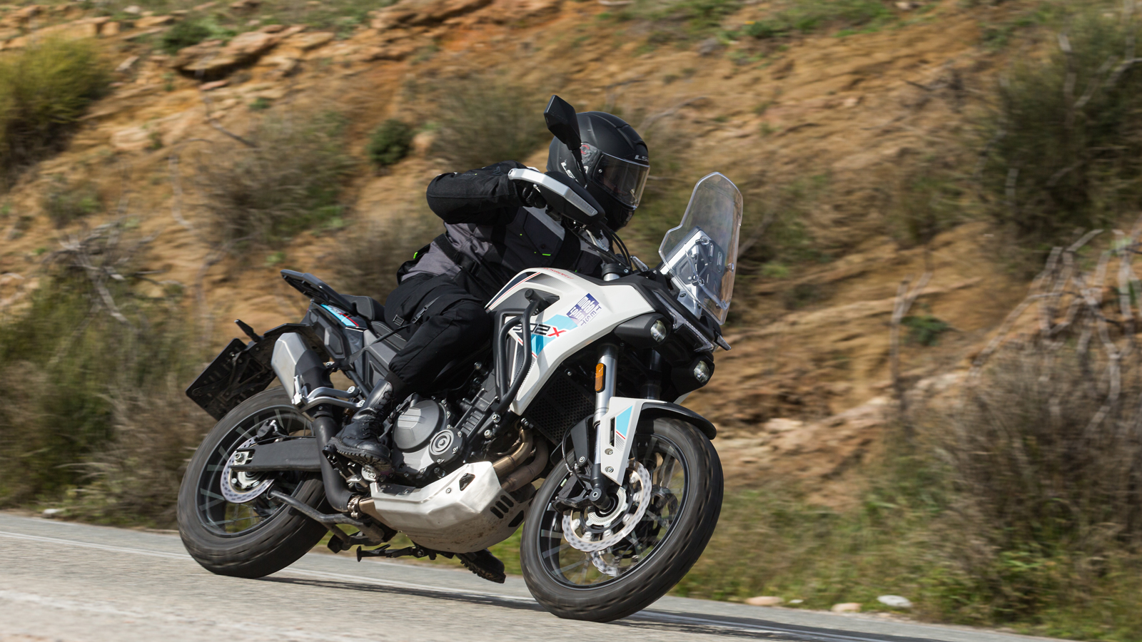 Η εργονομία της Morbidelli T502X ακολουθεί τη λογική μιας μοτοσυκλέτας που μπορεί να χρησιμοποιηθεί τόσο καθημερινά όσο και σε μεγαλύτερες διαδρομές. Η εργονομία της Morbidelli T502X ακολουθεί τη λογική μιας μοτοσυκλέτας που μπορεί να χρησιμοποιηθεί τόσο καθημερινά όσο και σε μεγαλύτερες διαδρομές.