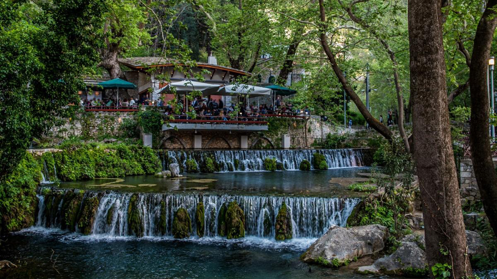 Το πιο χαρακτηριστικό σημείο της Λιβαδειάς είναι χωρίς αμφιβολία οι Πηγές Κρύας. Εκεί ουσιαστικά βρίσκεται και η «καρδιά» της βόλτας. Το πιο χαρακτηριστικό σημείο της Λιβαδειάς είναι χωρίς αμφιβολία οι Πηγές Κρύας. Εκεί ουσιαστικά βρίσκεται και η «καρδιά» της βόλτας.