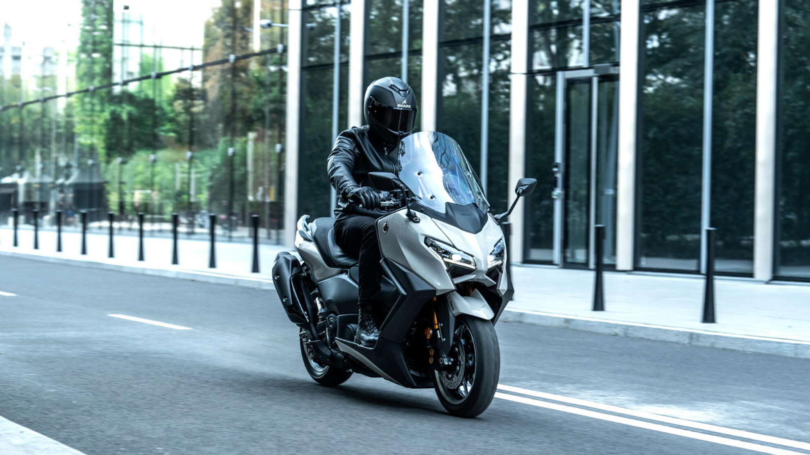 Η βασική έκδοση TMAX διατηρεί ήδη πολύ υψηλό επίπεδο εξοπλισμού, όμως η έκδοση Tech MAX έρχεται να προσθέσει ακόμη περισσότερα στοιχεία άνεσης και τεχνολογίας. Η βασική έκδοση TMAX διατηρεί ήδη πολύ υψηλό επίπεδο εξοπλισμού, όμως η έκδοση Tech MAX έρχεται να προσθέσει ακόμη περισσότερα στοιχεία άνεσης και τεχνολογίας.
