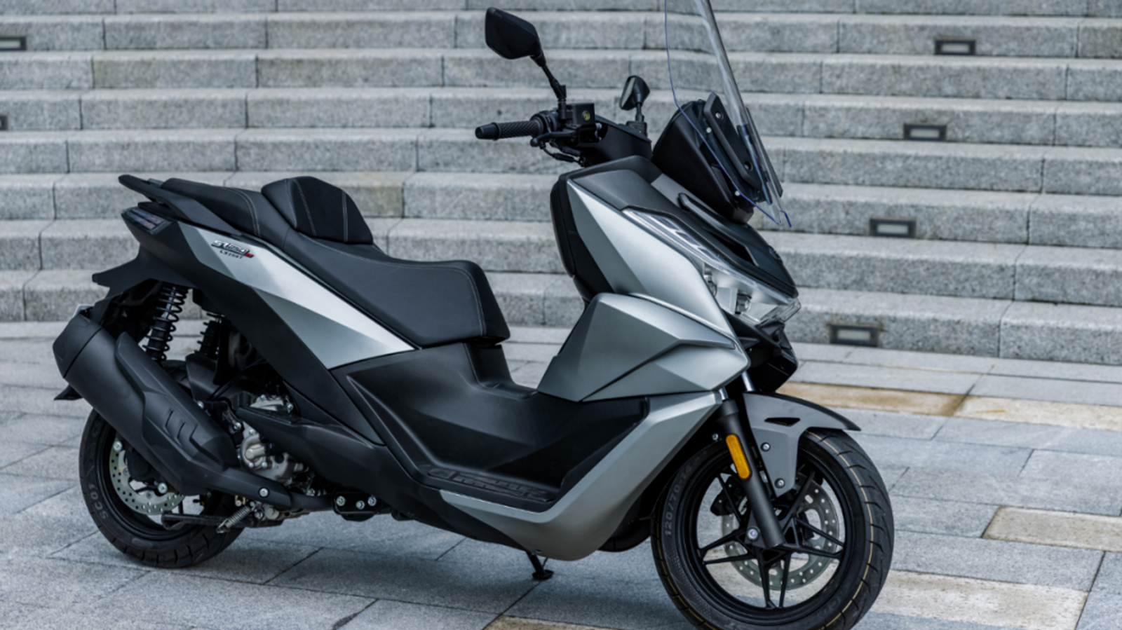 Για ένα scooter με 244 κ.εκ. και 26 ίππους, η συγκεκριμένη τιμή το φέρνει σε επίπεδα που μέχρι πρόσφατα συναντούσες κυρίως σε μικρότερους κυβισμούς. Για ένα scooter με 244 κ.εκ. και 26 ίππους, η συγκεκριμένη τιμή το φέρνει σε επίπεδα που μέχρι πρόσφατα συναντούσες κυρίως σε μικρότερους κυβισμούς.