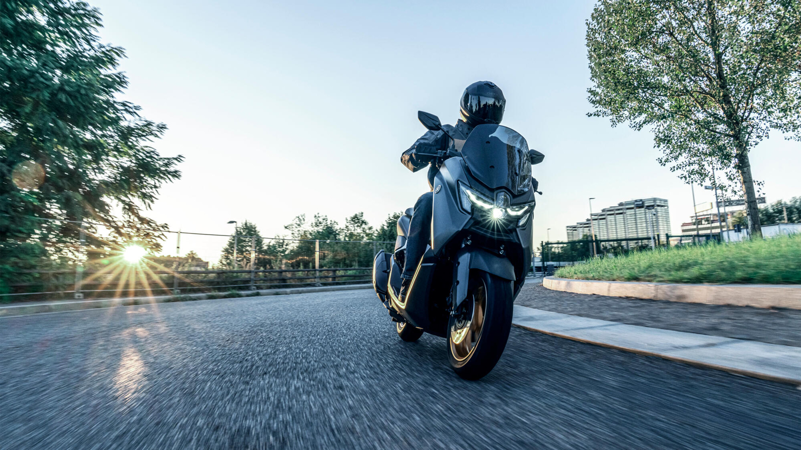 Στο NMAX 155 Tech MAX η Yamaha προσθέτει τη YECVT, την ηλεκτρικά ελεγχόμενη συνεχώς μεταβαλλόμενη μετάδοση, με δύο προγράμματα λειτουργίας, Sport και Town. Ανάλογα με την επιλογή, αλλάζει ο τρόπος με Στο NMAX 155 Tech MAX η Yamaha προσθέτει τη YECVT, την ηλεκτρικά ελεγχόμενη συνεχώς μεταβαλλόμενη μετάδοση, με δύο προγράμματα λειτουργίας, Sport και Town. Ανάλογα με την επιλογή, αλλάζει ο τρόπος με