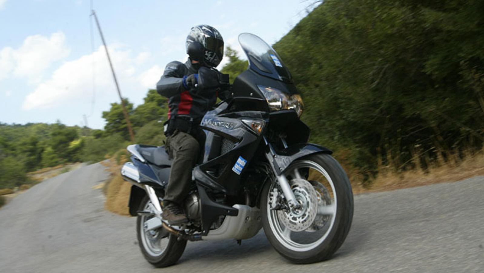 Ο V-twin των 996 κ.εκ. αποτελεί ένα από τα βασικά πλεονεκτήματα του Varadero. Προέρχεται από το Firestorm και στη συγκεκριμένη εφαρμογή έχει ρυθμιστεί ώστε να προσφέρει γεμάτη λειτουργία χαμηλά και στ Ο V-twin των 996 κ.εκ. αποτελεί ένα από τα βασικά πλεονεκτήματα του Varadero. Προέρχεται από το Firestorm και στη συγκεκριμένη εφαρμογή έχει ρυθμιστεί ώστε να προσφέρει γεμάτη λειτουργία χαμηλά και στ