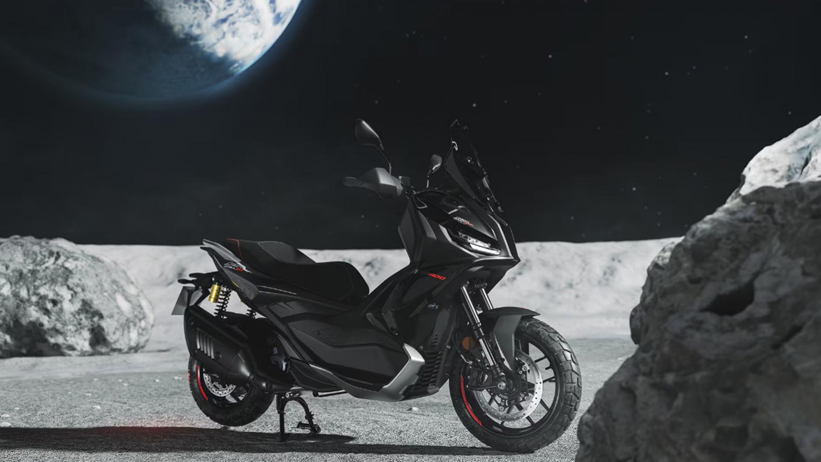 Στα περισσότερα scooter, ο κινητήρας είναι και μέρος της ανάρτησης και της μετάδοσης. Στο SR GT η κατασκευή είναι πιο κοντά σε μοτοσυκλετιστική λογική με τον κινητήρα να βρίσκεται μέσα στο πλαίσιο, εν Στα περισσότερα scooter, ο κινητήρας είναι και μέρος της ανάρτησης και της μετάδοσης. Στο SR GT η κατασκευή είναι πιο κοντά σε μοτοσυκλετιστική λογική με τον κινητήρα να βρίσκεται μέσα στο πλαίσιο, εν