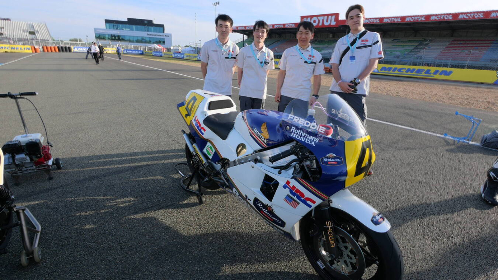 Στο MotoGP του Le Mans και στο Sunday Ride Classic στην πίστα Paul Ricard, οι φίλοι των αγώνων είδαν από κοντά ιστορικές Honda όπως η NSR500 του Freddie Spencer, η CB750F Daytona αλλά και οι ρέπλικες 