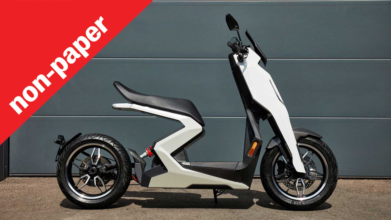 Η εμπειρία οδήγησης μιας ηλεκτρικής μοτοσυκλέτας δίνει μια πολύ διαφορετική αίσθηση στον αναβάτη σε σύγκριση με μια μοτοσυκλέτα που «φοράει» θερμικό κινητήρα. Η εμπειρία οδήγησης μιας ηλεκτρικής μοτοσυκλέτας δίνει μια πολύ διαφορετική αίσθηση στον αναβάτη σε σύγκριση με μια μοτοσυκλέτα που «φοράει» θερμικό κινητήρα.