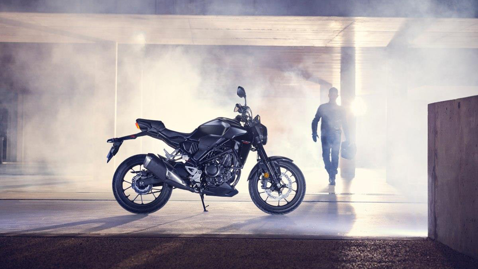 Με τη φιλοσοφία Neo Sports Café, συνδυάζει κλασικές γραμμές με σύγχρονη αισθητική, δημιουργώντας ένα σύνολο που ξεχωρίζει στον δρόμο. Το μίνιμαλ design αναδεικνύει τα μηχανικά του μέρη, προσφέρον