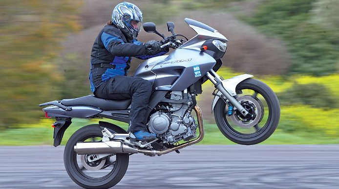 Το TDM 900 ήταν η τρίτη γενιά μιας μοτοσυκλέτας που ουσιαστικά δημιούργησε τη λογική του crossover. Με 86 ίππους, δικύλινδρο κινητήρα 897 κ.εκ., όρθια θέση οδήγησης και δυνατότητα για ταξίδι, κατάφερε Το TDM 900 ήταν η τρίτη γενιά μιας μοτοσυκλέτας που ουσιαστικά δημιούργησε τη λογική του crossover. Με 86 ίππους, δικύλινδρο κινητήρα 897 κ.εκ., όρθια θέση οδήγησης και δυνατότητα για ταξίδι, κατάφερε
