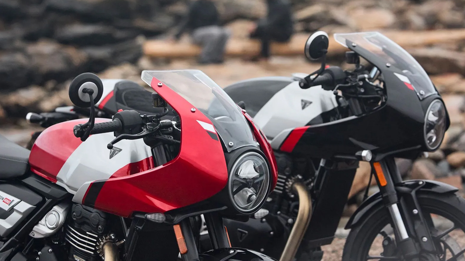 Η Tracker 400 αντλεί έμπνευση από τον κόσμο του flat track, δίνοντας έμφαση στην απλότητα και την ευελιξία, ενώ η Thruxton 400 επαναφέρει το θρυλικό café racer ύφος με σύγχρονες πινελιές. Η Tracker 400 αντλεί έμπνευση από τον κόσμο του flat track, δίνοντας έμφαση στην απλότητα και την ευελιξία, ενώ η Thruxton 400 επαναφέρει το θρυλικό café racer ύφος με σύγχρονες πινελιές.