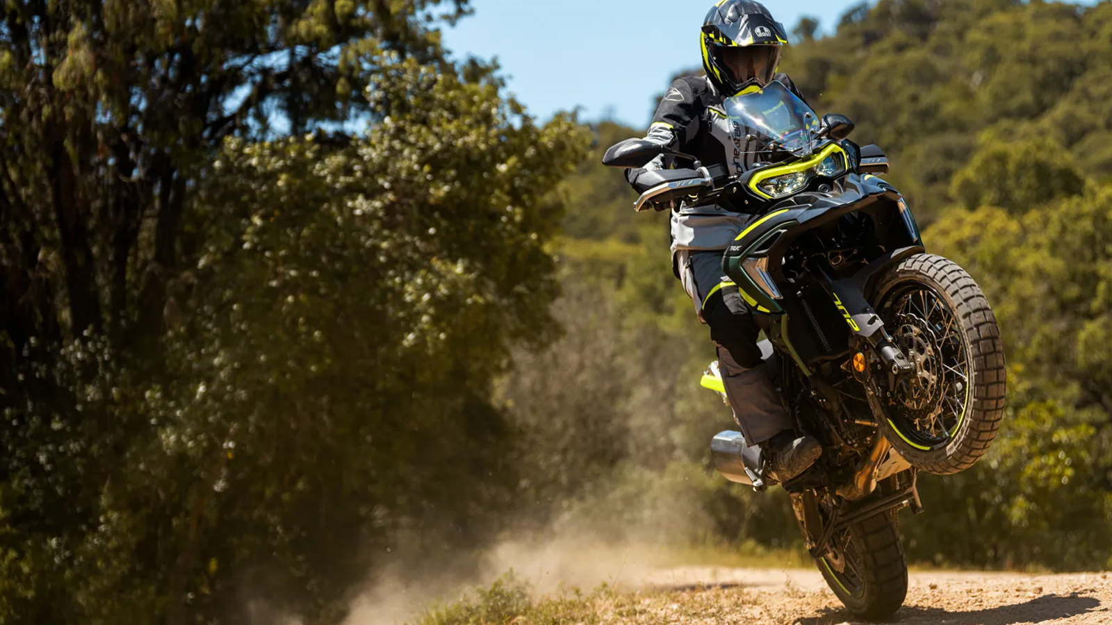 Με στάνταρ εξοπλισμό που περιλαμβάνει θερμαινόμενα γκριπ και σέλα, προστατευτικά κάγκελα κινητήρα, ποδιά, ψηλό ανεμοθώρακα και σχάρα για βαλίτσα, η μοτοσυκλέτα έρχεται ουσιαστικά “έτοιμη για ταξ