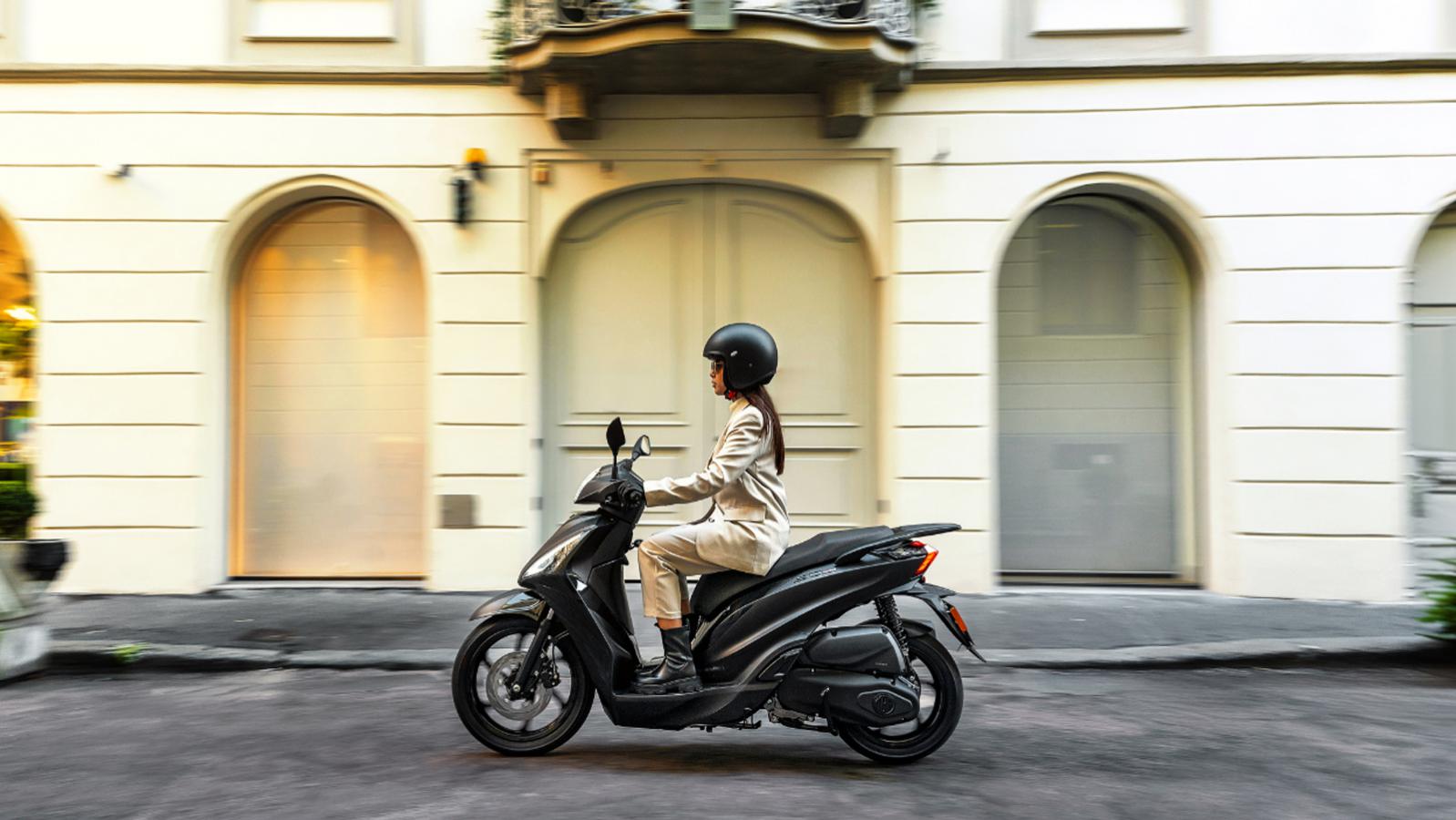 Οι καμπύλες γραμμές αποτελούν το σήμα κατατεθέν του, δημιουργώντας μία σιλουέτα που αναδεικνύεται έντονα μέσα από τους χρωματικούς συνδυασμούς. 