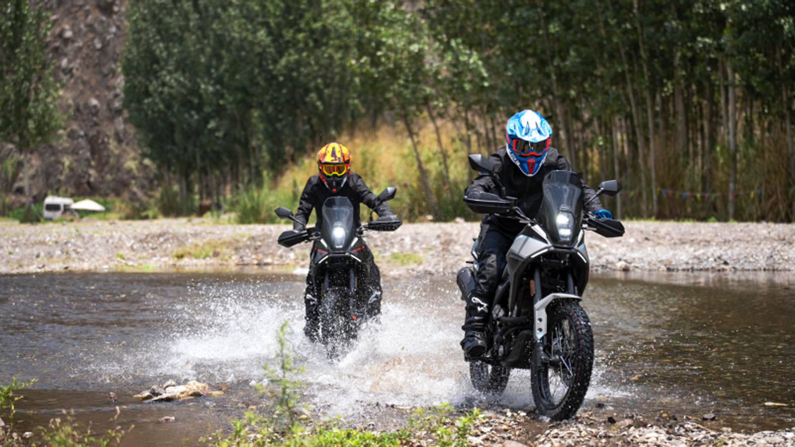 Ο trail χαρακτήρας ενισχύεται από το ανεστραμμένο πιρούνι 41 mm με διαδρομή 177 mm, σε συνδυασμό με τροχούς 19 ιντσών εμπρός και 17 πίσω, διάταξη που προσφέρει σταθερότητα στην άσφαλτο και καλύτερη συ