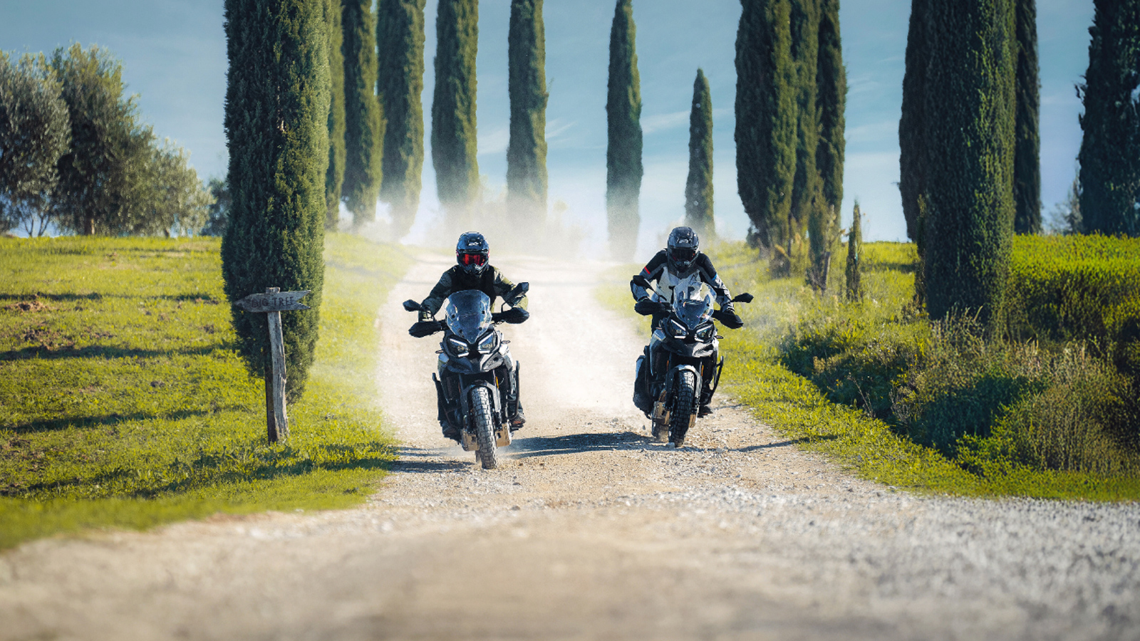 Στην καρδιά του βρίσκεται ένας V-Twin κινητήρας 997 κυβικών εκατοστών, με γωνία 80 μοιρών, που αποδίδει 88,5 ίππους στις 7.750 σ.α.λ. και 89 Nm ροπής στις 5.250 σ.α.λ.