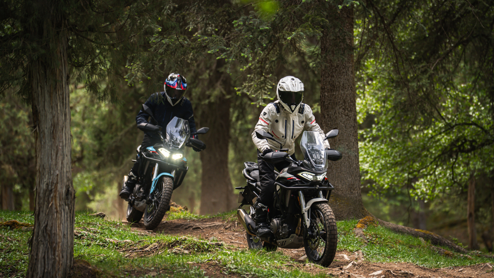 Από μετακινήσεις στο αστικό δίκτυο, μέχρι ταξίδι στην άσφαλτο αλλά και διελεύσεις σε βατούς χωματόδρομους, χάρις του 19άρη ακτινωτού τροχού στο μπροστά μέρος.