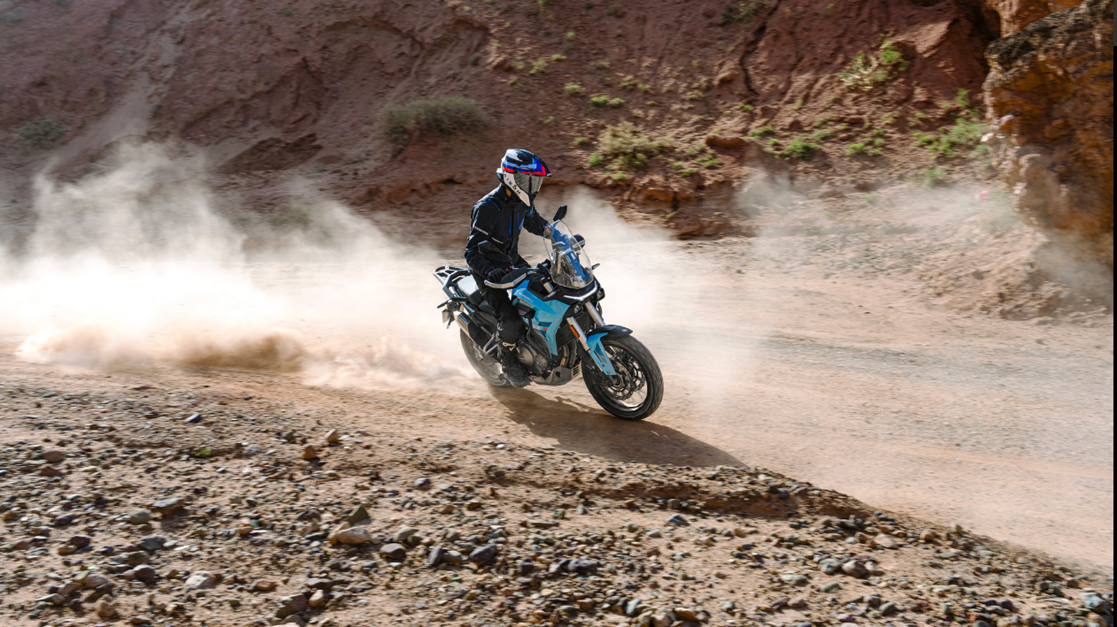 Την κίνηση αναλαμβάνει ο δικύλινδρος εν σειρά κινητήρας 486 κ.εκ., με απόδοση 47,6 ίππων στις 8.500 σ.α.λ. και 42 Nm ροπής στις 6.750 σ.α.λ.