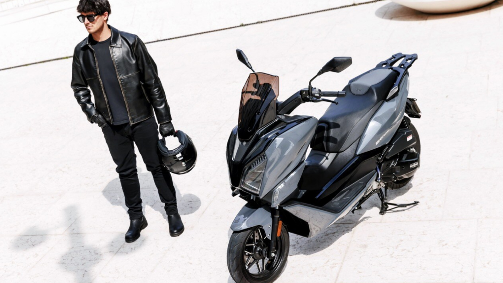 Το Morbidelli SC125 επιδιώκει να καλύψει και τις πρακτικές ανάγκες της καθημερινότητας, διαθέτοντας επαρκείς αποθηκευτικούς χώρους και εύχρηστες λύσεις. 