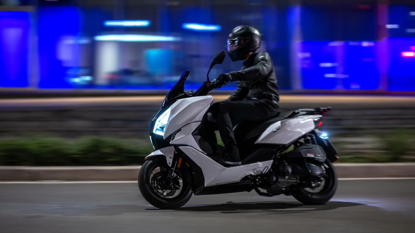 Με premium χαρακτηριστικά όπως επώνυμα περιφερειακά, TFT οθόνη 5 ιντσών, Traction Control, θερμαινόμενα γκριπ και φωτιστικά σώματα Full- LED. 