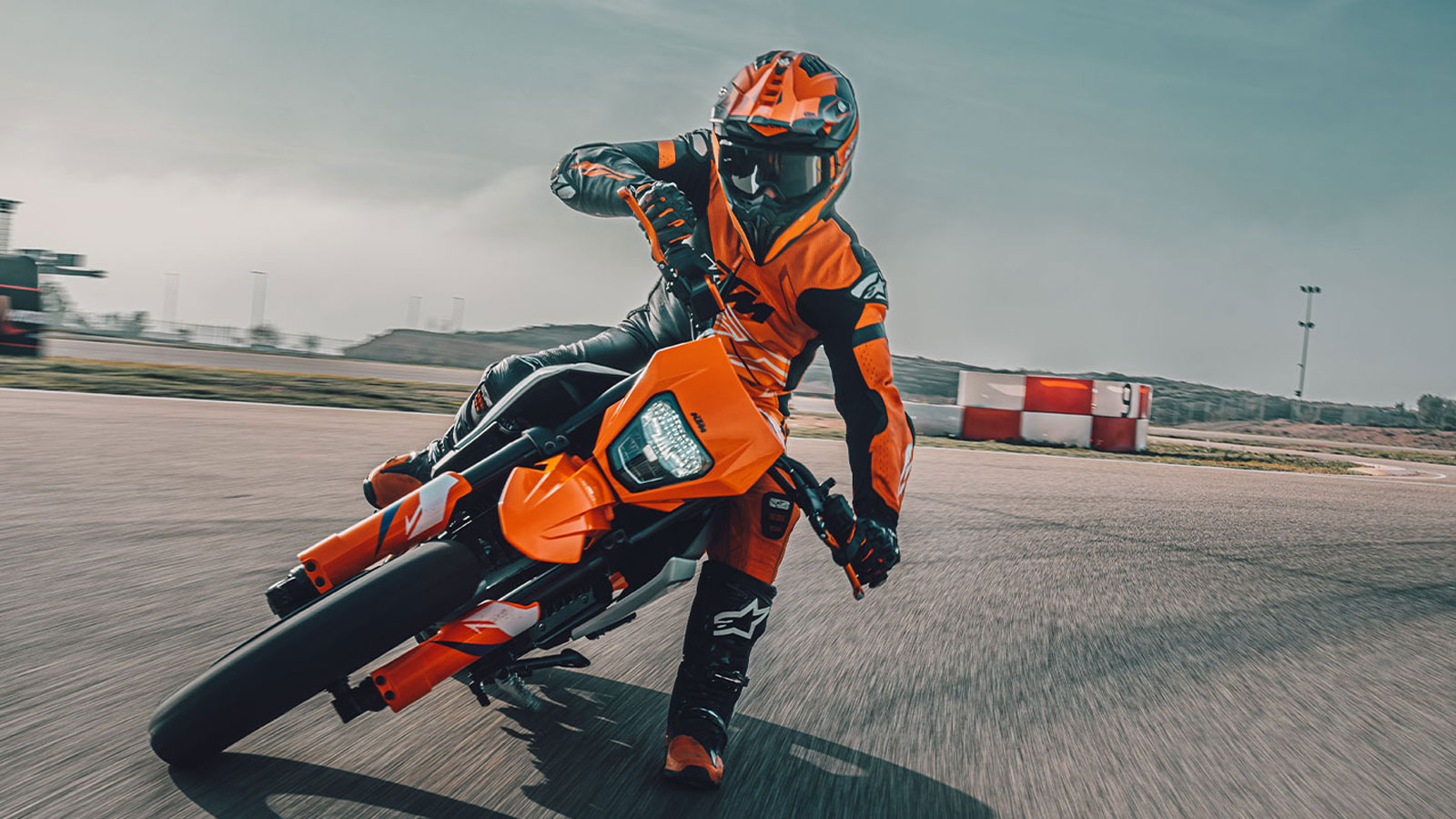 KTM 390 SMC R: Αυθεντικό Α2 supermoto με 45 άλογα στα 161 κιλά 