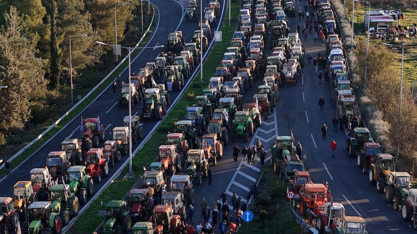 Η εικόνα της Ελλάδας από το μεσημέρι της Πέμπτης έχει αλλάξει δραματικά, καθώς οι αγρότες της Θεσσαλίας προχώρησαν σε μαζικούς αποκλεισμούς των κεντρικών οδικών αρτηριών, δημιουργώντας μια πρωτοφανή κ