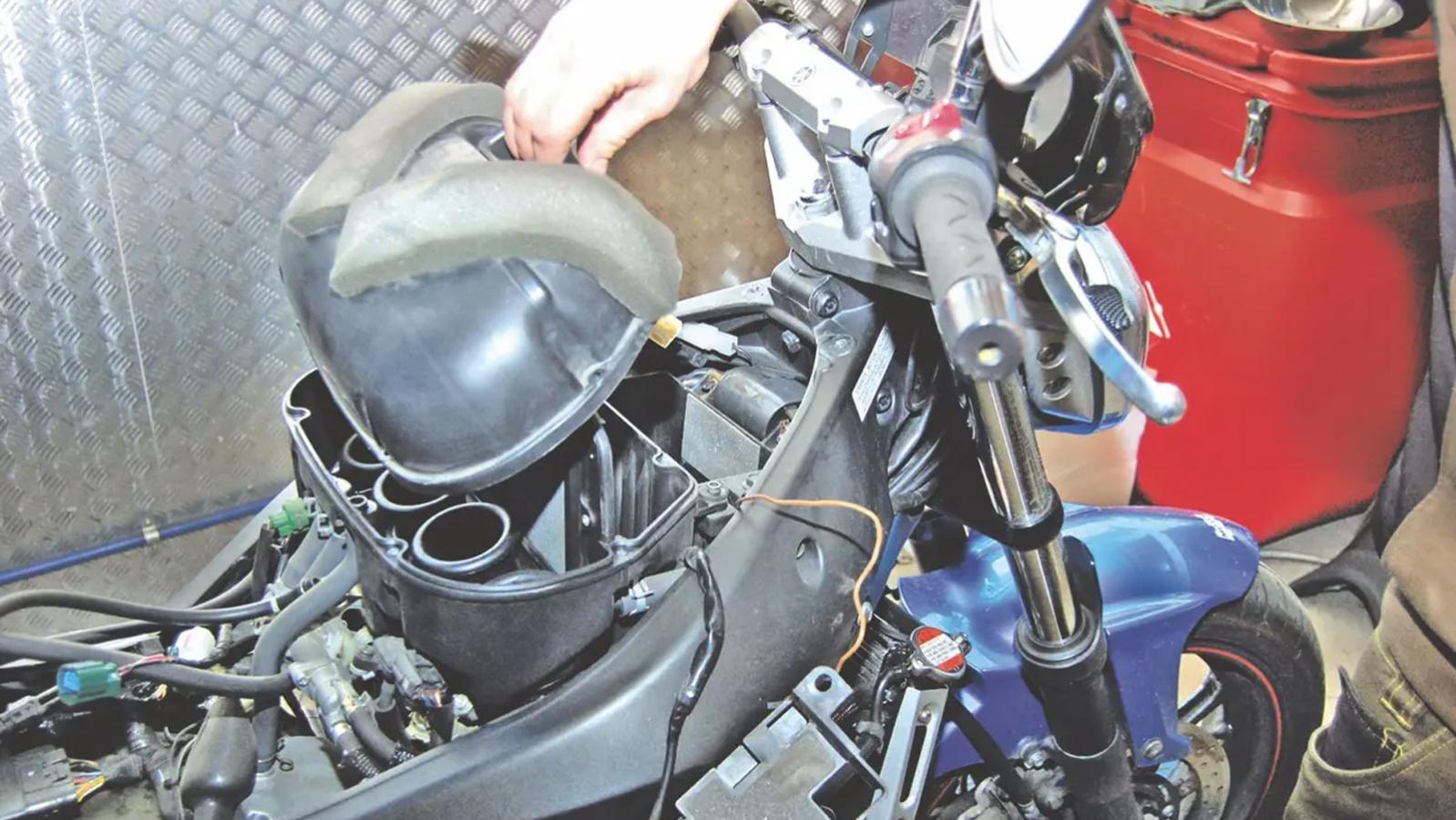 Η διαδικασία καθαρισμού δεν είναι πολύπλοκη, απαιτεί όμως προσοχή. Αρχικά εντοπίζεται το κουτί του φίλτρου και αφαιρείται το καπάκι, που συνήθως συγκρατείται με βίδες.