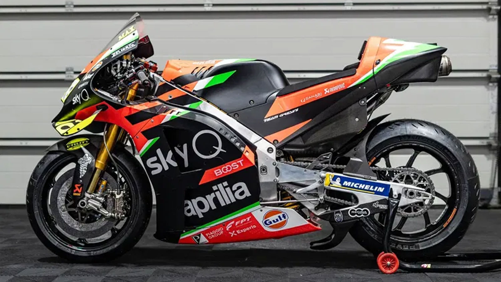 Η μοτοσυκλέτα πέρασε στην κατοχή του το 2022 ως προσωπικό δώρο από την ομάδα και έκτοτε διατηρείται στη συλλογή του, χωρίς να χρησιμοποιείται σε πίστα ή δοκιμές. Η μοτοσυκλέτα πέρασε στην κατοχή του το 2022 ως προσωπικό δώρο από την ομάδα και έκτοτε διατηρείται στη συλλογή του, χωρίς να χρησιμοποιείται σε πίστα ή δοκιμές.