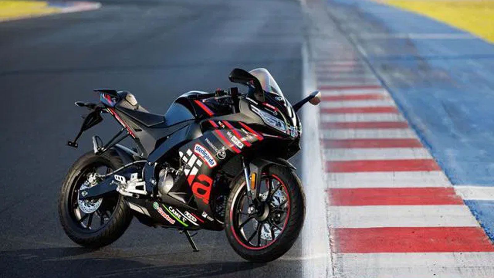 Η Aprilia κάνει δυναμική επανεμφάνιση στην κατηγορία των 125 κυβικών με τη νέα RS 125 GP Replica 2025, την πιο εξελιγμένη έκδοση της μικρής sport μοτοσυκλέτας που συνδέει απευθείας την καθημερινή οδήγ Η Aprilia κάνει δυναμική επανεμφάνιση στην κατηγορία των 125 κυβικών με τη νέα RS 125 GP Replica 2025, την πιο εξελιγμένη έκδοση της μικρής sport μοτοσυκλέτας που συνδέει απευθείας την καθημερινή οδήγ