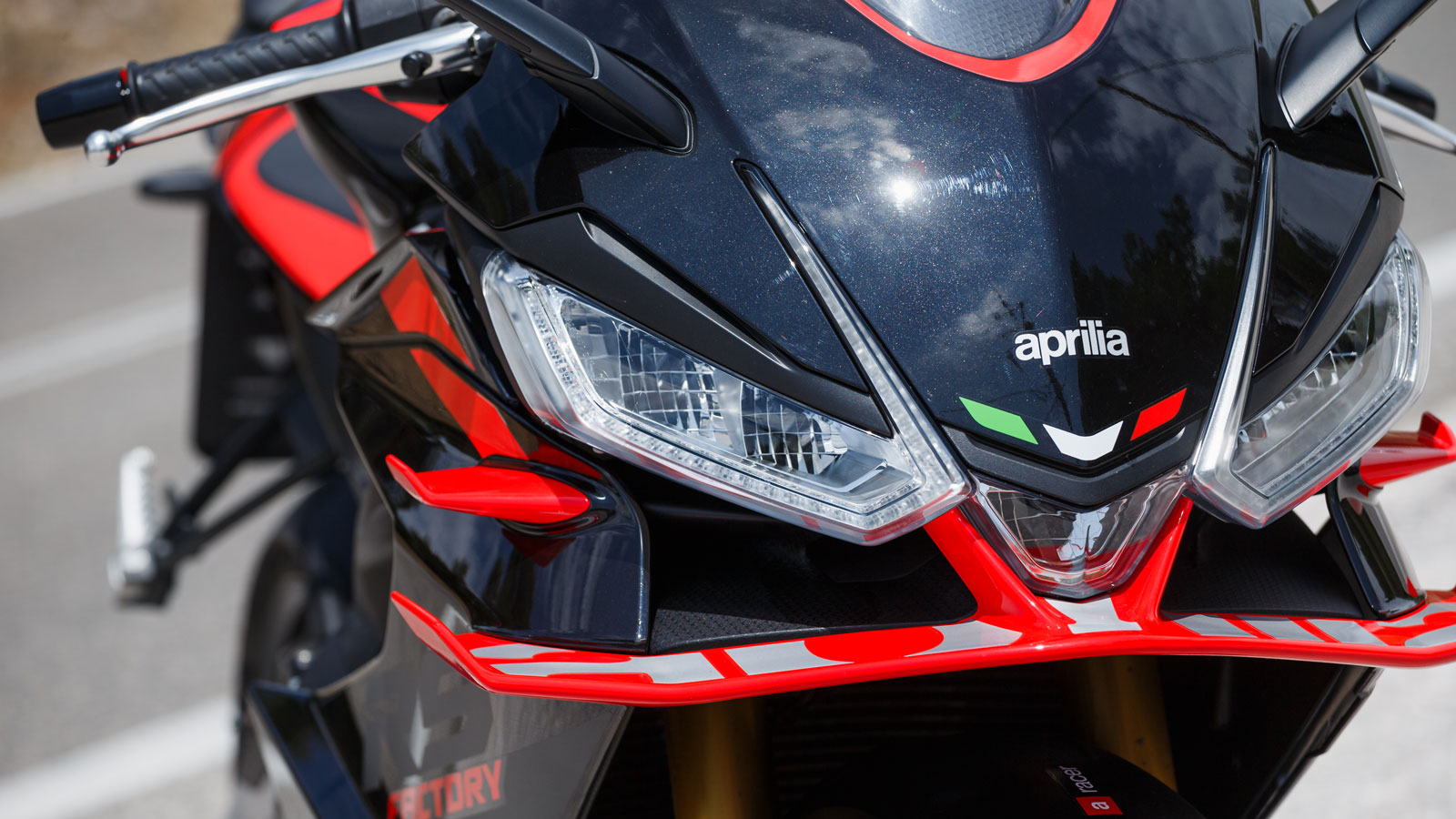 Με 14.290 ευρώ αγοράζεις μια σχεδόν αγωνιστική μοτοσυκλέτα, με εξοπλισμό που ζηλεύουν πολύ ακριβότερες κατασκευές, ταυτόχρονα όμως παίρνεις και την αίσθηση που προσφέρουν οι κορυφαίες μοτοσυκλέτες της