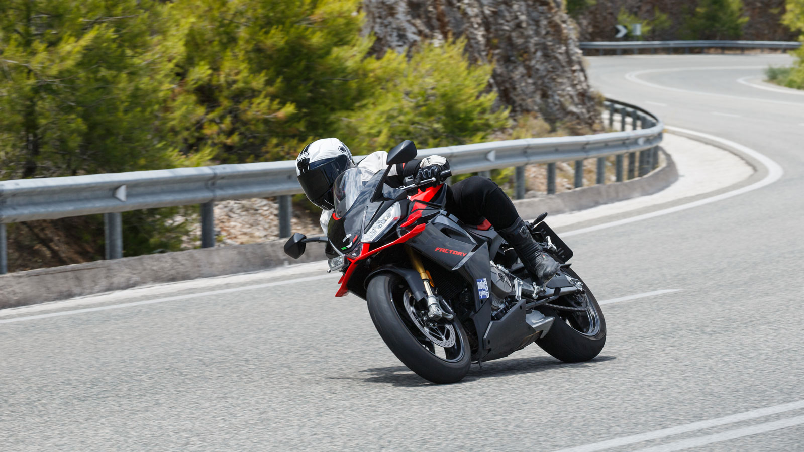 Μην σε ξεγελά η εμφάνιση, δεν είναι ανάγκη να πας κατευθείαν στην πίστα για να ευχαριστηθείς το RS 660 αν και μελλοντικά σίγουρα θα το κάνεις, ακόμη και αν μέχρι τώρα δεν είχες καμία επαφή με αυτή. 