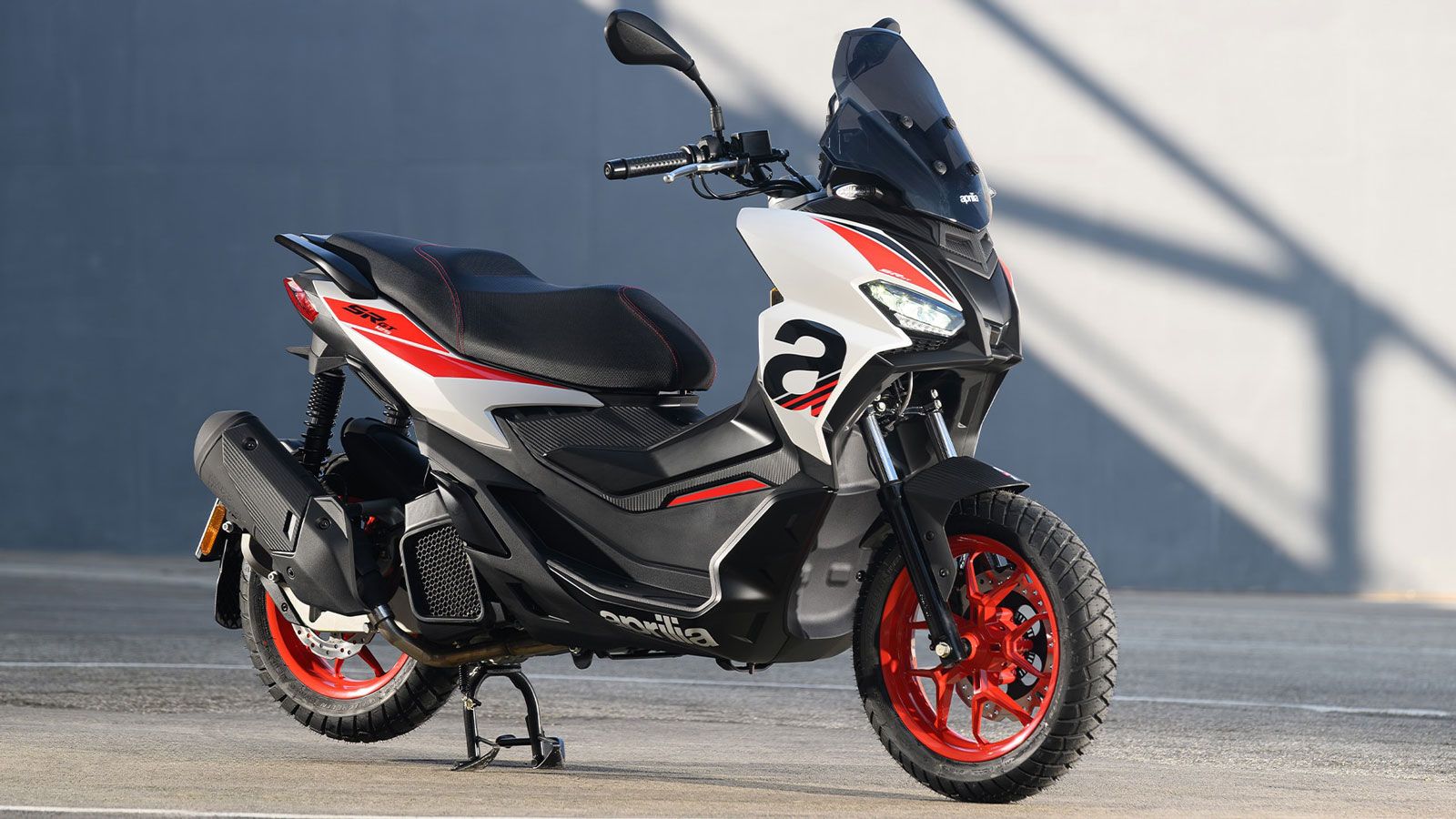Η Aprilia διαθέτει τέσσερα σκούτερ της από την SR GT σειρά σε νέες μειωμένες τιμές. Η Aprilia διαθέτει τέσσερα σκούτερ της από την SR GT σειρά σε νέες μειωμένες τιμές.