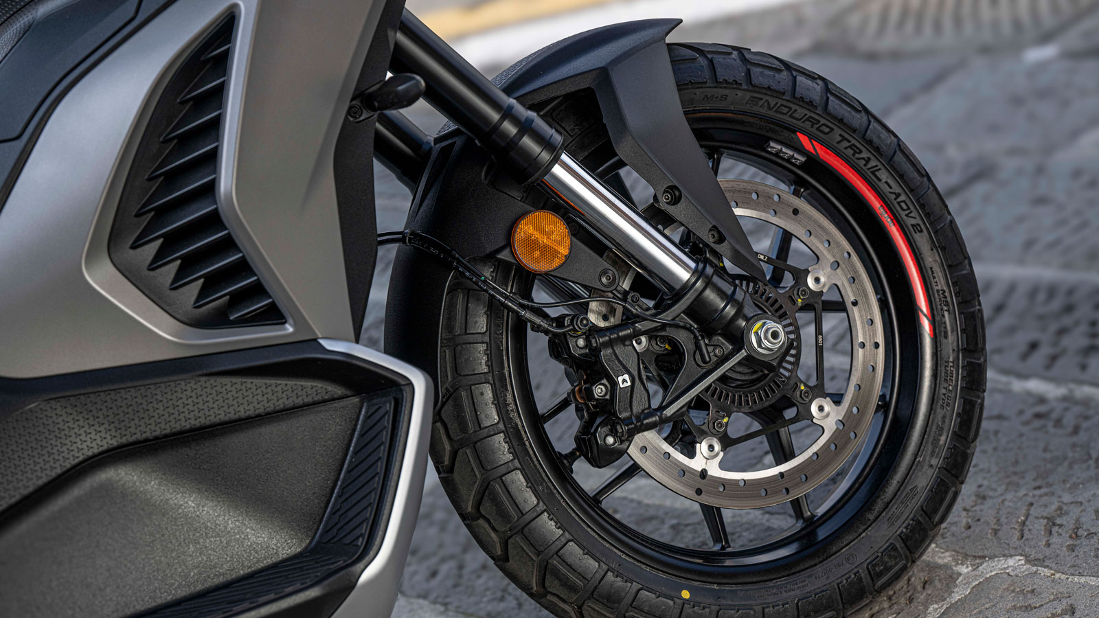 Στα φρένα έχουμε δίσκο 300χιλ. με τετραπίστονη ακτινική δαγκάνα μπροστά και δίσκο 240χιλ με μονοπίστονη δαγκάνα πίσω.