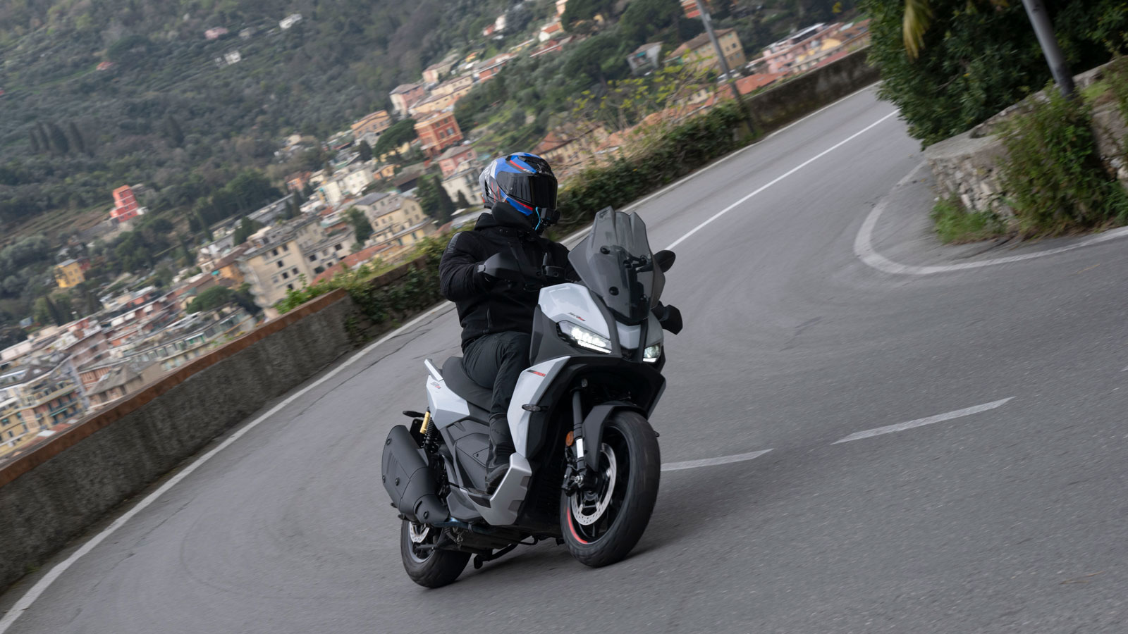 Χαρίζει γρήγορες εκκινήσεις στα φανάρια και άνεση στις υψηλές ταχύτητες ταξιδιού. Το νέο βέβαια εδώ, είναι ο τρόπος που αποδίδονται αυτοί οι 36 ίπποι.