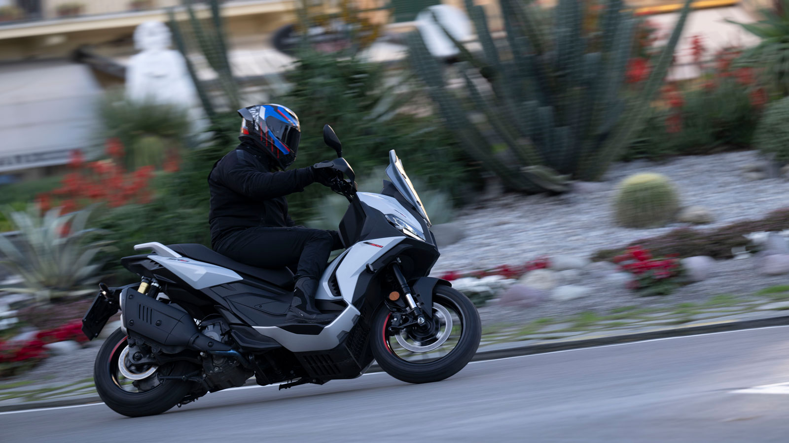  Μιλάμε για ένα από τα καλύτερα πακέτα εκεί έξω, κάτι που μένει να επιβεβαιώσουμε όταν θα το δοκιμάσουμε εκτενώς και θα το μετρήσουμε στην επί ελληνικού εδάφους δοκιμή μας.