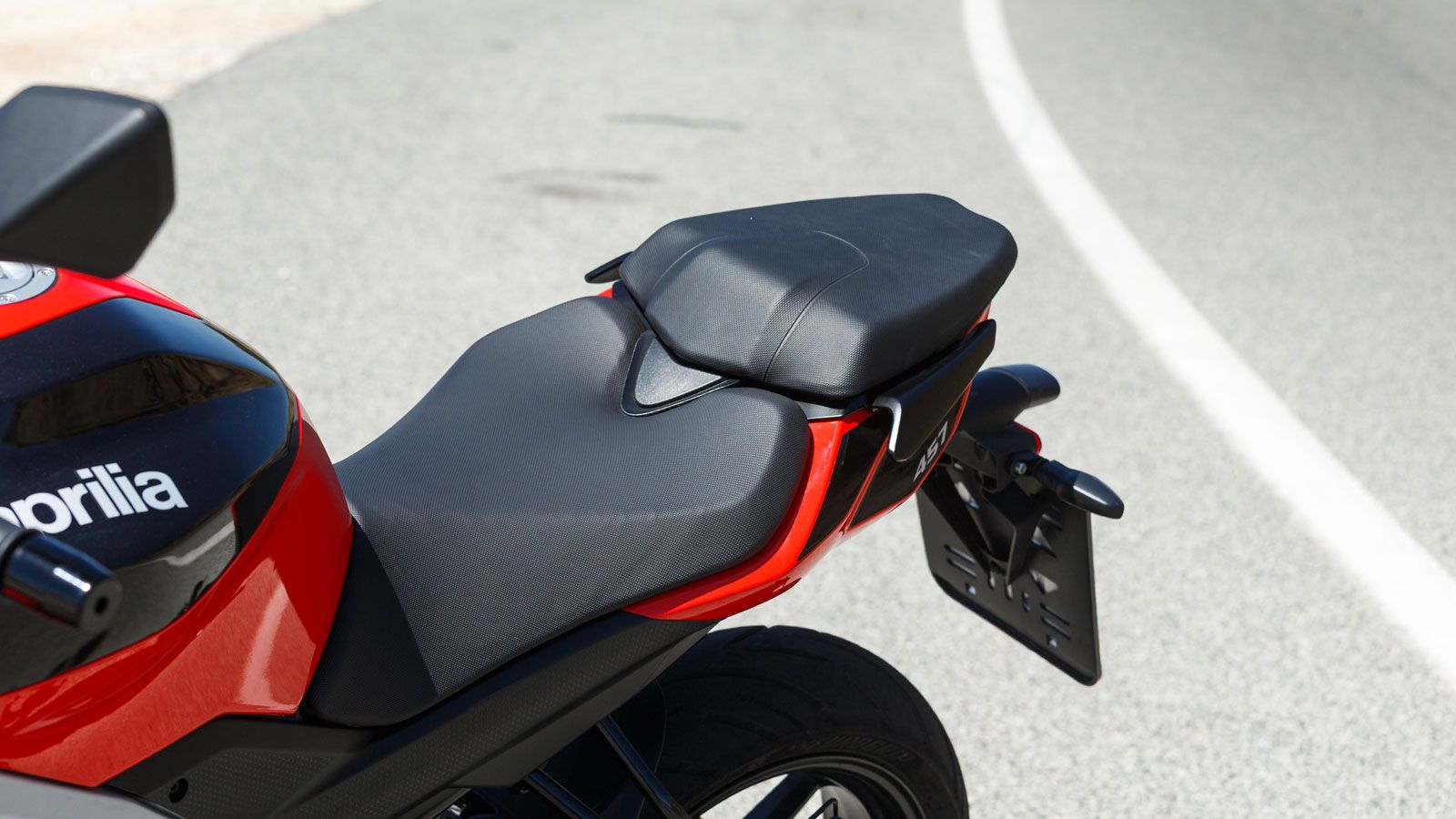 Με το που κάθεσαι στη σέλα του Aprilia Tuono 457 καταλαβαίνεις πως η εργονομία της είναι σχεδιασμένη για σπορ οδήγηση χωρίς όμως να θυσιάζει την καθημερινή ευχρηστία, καθώς πολλοί αναβάτες μπορεί να τ