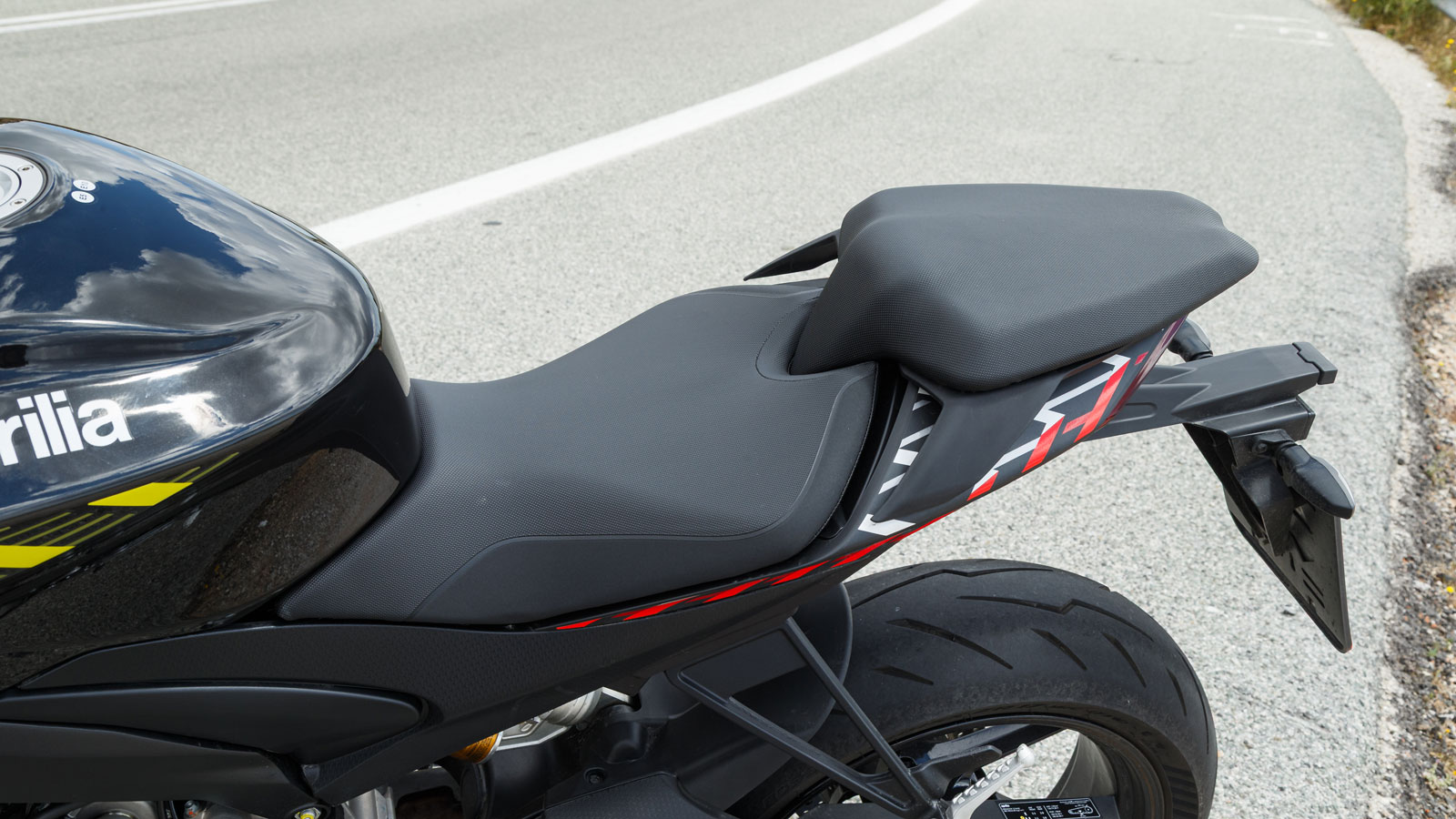 Η Tuono 660 Factory καταφέρνει να συνδυάσει πολύ αποτελεσματικά την σπορ θέση οδήγησης με την άνεση στην πιο «χαλαρή» χρήση της καθημερινότητας. 