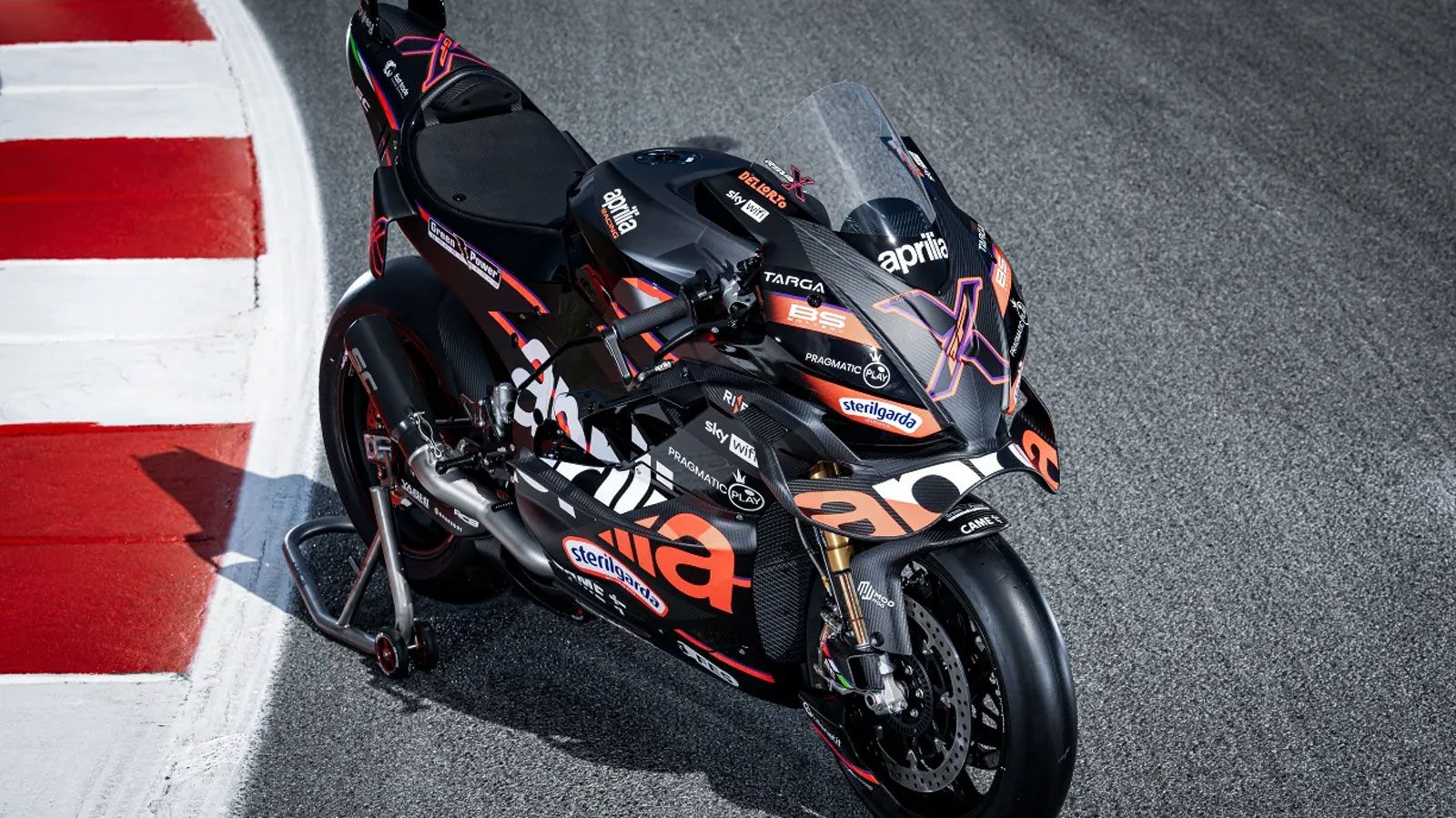 Η Aprilia παρουσιάζει την RSV4 X-GP, μια σπάνια και συλλεκτική μοτοσυκλέτα που σηματοδοτεί δέκα χρόνια της RS-GP στο MotoGP. Πρόκειται για την πέμπτη δημιουργία που φέρει το λογότυπο X, μετά τις RSV4 Η Aprilia παρουσιάζει την RSV4 X-GP, μια σπάνια και συλλεκτική μοτοσυκλέτα που σηματοδοτεί δέκα χρόνια της RS-GP στο MotoGP. Πρόκειται για την πέμπτη δημιουργία που φέρει το λογότυπο X, μετά τις RSV4
