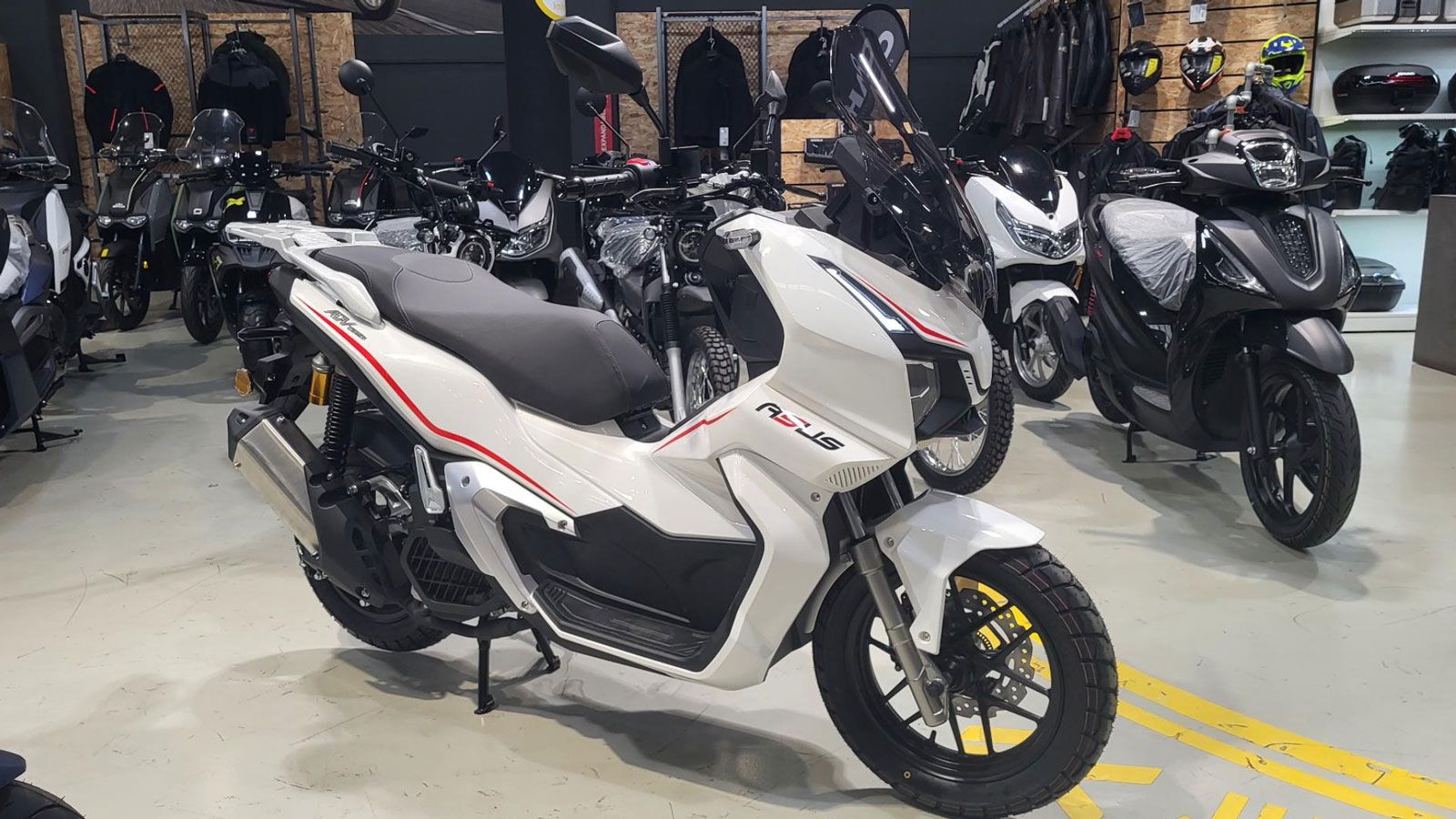 Το νέο ASUS ADV125 μόλις αφίχθη στην ελληνική αγορά και υπόσχεται να επαναπροσδιορίσει την έννοια του 125άρη scooter πόλης. Συνδυάζει off-road αισθητική, επιβλητική παρουσία και υψηλή πρακτικότητα, σε Το νέο ASUS ADV125 μόλις αφίχθη στην ελληνική αγορά και υπόσχεται να επαναπροσδιορίσει την έννοια του 125άρη scooter πόλης. Συνδυάζει off-road αισθητική, επιβλητική παρουσία και υψηλή πρακτικότητα, σε