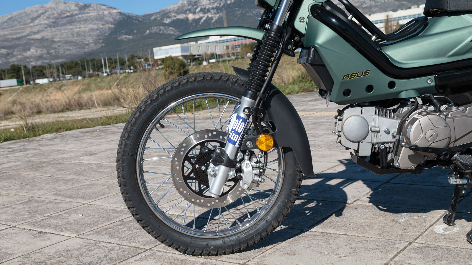 Στον τομέα των τροχών, το Cross X ακολουθεί ξεκάθαρα off-road προσανατολισμό, με 18 ιντσών ακτινωτό τροχό εμπρός και 16 ιντσών πίσω Ο συνδυασμός αυτός ευνοεί τη σταθερότητα και την κύλιση σε κακής ποι